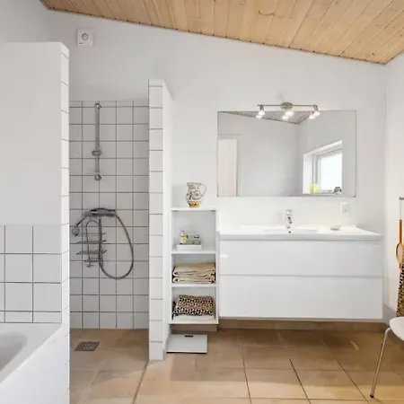 Luxury Lakeside Retreat *